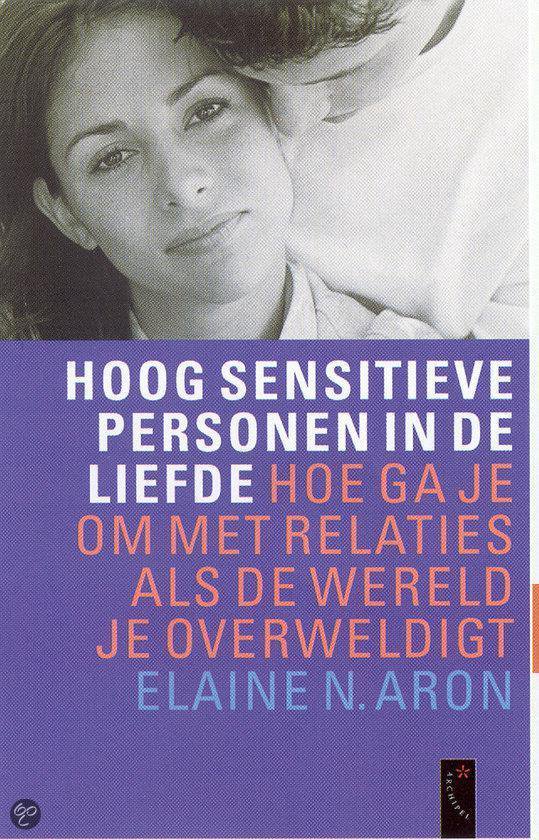 Boekomslag met titel "Hoog Sensitieve Personen In De Liefde Hoe Ga Je Om Met Relaties Als De Wereld Je Overweldigt" door Elaine N. Aron.