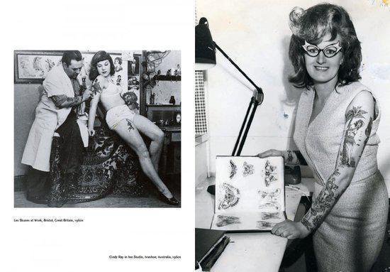 Zwart-wit foto van tatoeëerder die een vrouw tatoeëert. Rechts: vrouw met bril en tatoeages op haar armen, houdt boek vast.