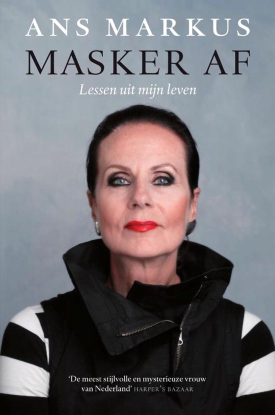 Portret van Ans Markus met rode lippen en donkere oogmake-up, gekleed in een zwarte jas met wit-gestreepte mouwen. Tekst: ANS MARKUS MASKER AF.