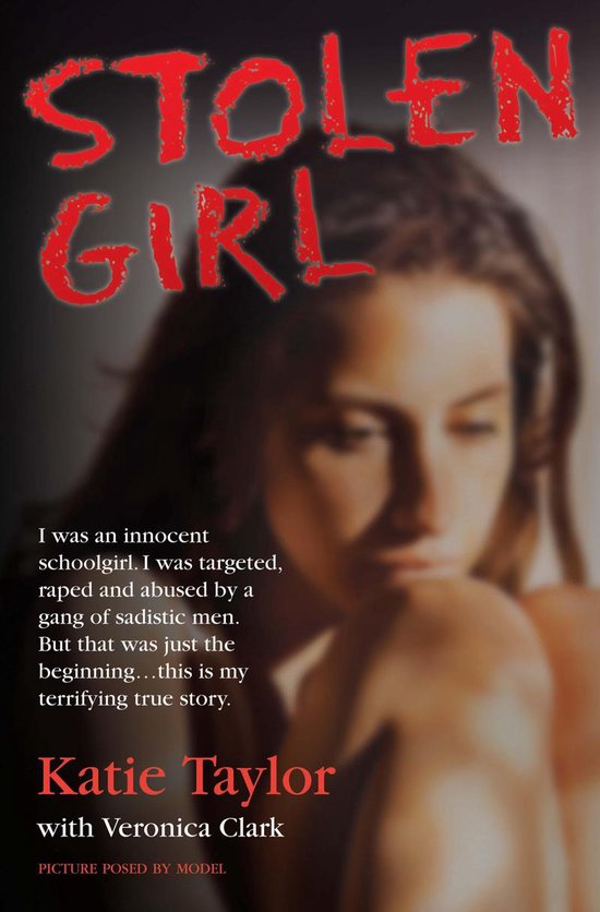Boekcover van 'Stolen Girl' met rode tekst. Een wazige foto van een vrouw.