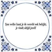 Tegeltje met Spreuk (Tegeltjeswijsheid): Van welke kant je de wereld ook bekijkt, je vindt altijd jezelf + Kado verpakking & Plakhanger