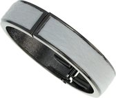 Klem armband in glanzend zwart metaal met wit "harige" stof inleg