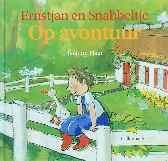Boekomslag: Ernstjan met blauwe overall en rode laarzen zit op een witte hek met zijn eendje Snabbeltje. Huis op achtergrond.