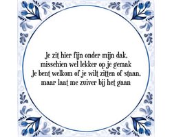 Tegeltje met Spreuk (Tegeltjeswijsheid): Je zit hier fijn onder mijn dak, misschien wel lekker op je gemak Je bent welkom of je wilt zitten of staan, maar laat me zuiver bij het gaan + Kado verpakking & Plakhanger