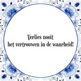 Tegeltje met Spreuk (Tegeltjeswijsheid): Verlies nooit het vertrouwen in de waarheid! + Kado verpakking & Plakhanger