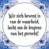 Tegeltje met Spreuk (Tegeltjeswijsheid): Wie zich bewust is van de waarheid, lacht om de leugens van het gerucht! + Kado verpakking & Plakhanger