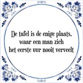 Tegeltje met Spreuk (Tegeltjeswijsheid): De tafel is de enige plaats, waar een man zich het eerste uur nooit verveelt + Kado verpakking & Plakhanger