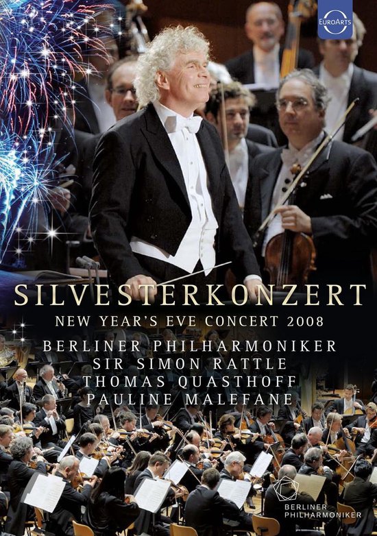 Sir Simon Rattle dirigeert het Berliner Philharmoniker orkest tijdens het Silvesterkonzert 2008 met vuurwerk.