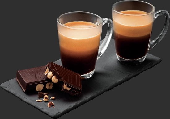 Twee glazen espresso met chocolade en hazelnoten op een leisteen.