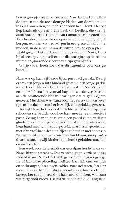 Een vrouw in groene jurk met sluier en een donkerblauwe hoofddoek, met zilveren sieraad.