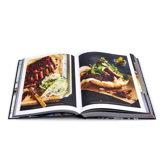 Open kookboek met op de linkerpagina ribs en op de rechterpagina een broodje met vlees.
