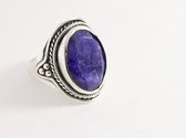 Bewerkte zilveren ring met blauwe saffier - maat 17.5
