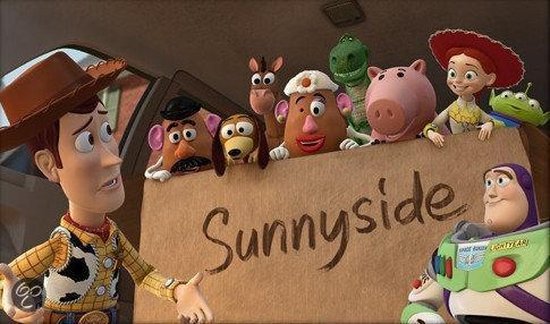 Woody en Buzz Lightyear met vrienden kijken uit een doos met 'Sunnyside' erop.