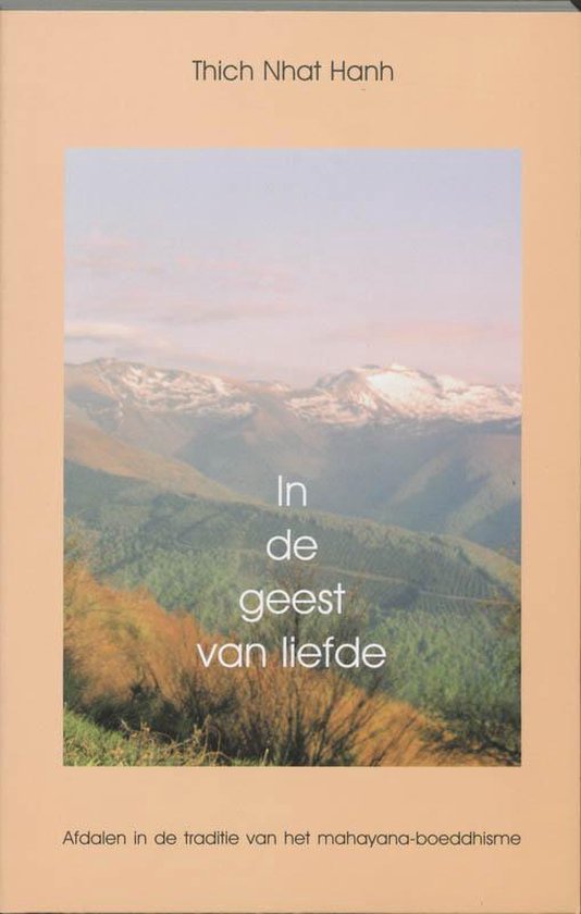 Boekomslag 'In de geest van liefde' door Thich Nhat Hanh, met bergen en tekst.