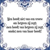 Tegeltje met Spreuk (Tegeltjeswijsheid): Men houdt niet van een vrouw om hetgeen zij zegt; men houdt van hetgeen zij zegt, omdat men van haar houdt! + Kado verpakking & Plakhanger