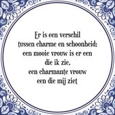 Tegeltje met Spreuk (Tegeltjeswijsheid): Er is een verschil tussen charme en schoonheid; een mooie vrouw is er een die ik zie, een charmante vrouw een die mij ziet + Kado verpakkin