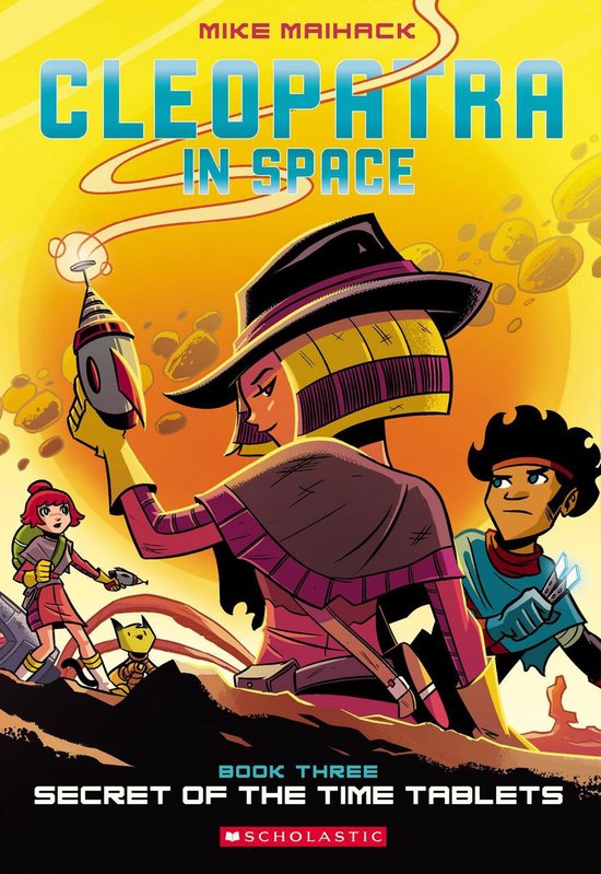 Omslag van Cleopatra in Space Boek 3: Secret of the Time Tablets met Cleopatra, haar vrienden en een futuristisch wapen.