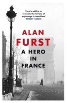 Boek kaft van Alan Furst's 'A HERO IN FRANCE'. Omslag toont Parijse straat met Arc de Triomphe op de achtergrond, een lantarenpaal op de voorgrond.