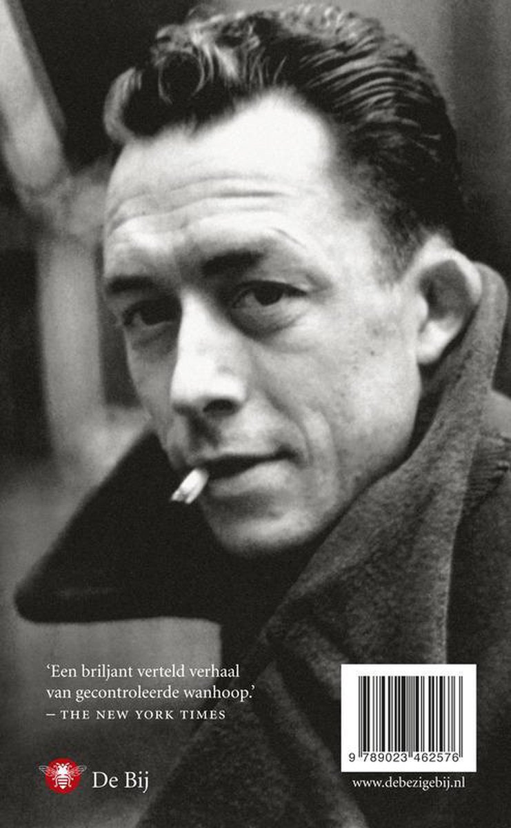 Zwart-wit portret van Albert Camus met een sigaret in zijn mond. Titel "De Vreemdeling" en een recensie.