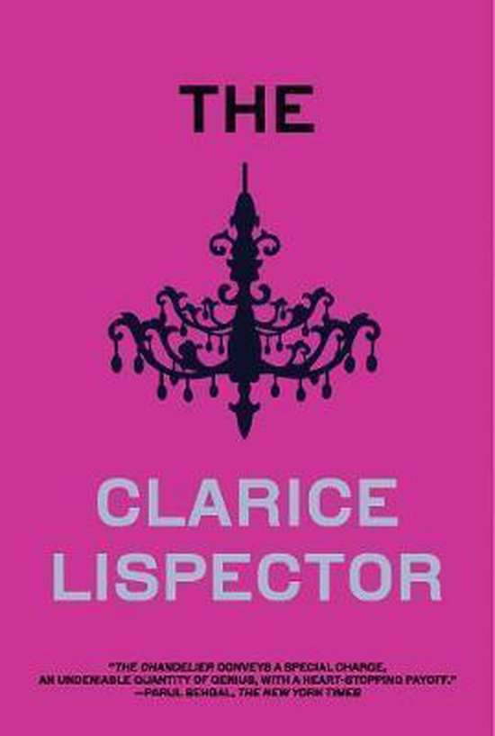 Boek "The Chandelier" door Clarice Lispector op een roze achtergrond met een donkerblauwe kroonluchter.