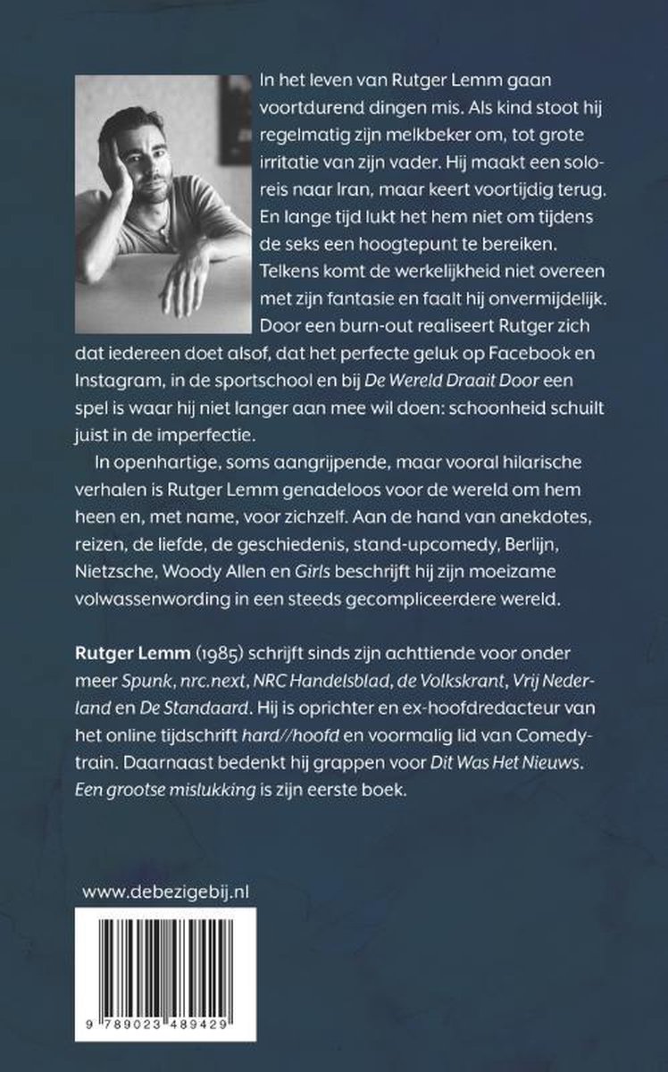 Achterkant boek met foto van Rutger Lemm zittend en tekst over het boek.