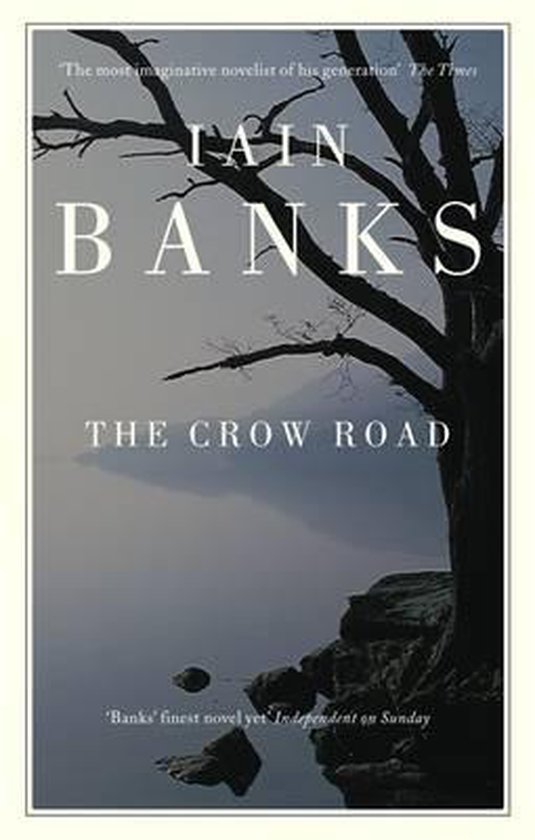 Boek omslag: The Crow Road door Iain Banks. Een silhouet van een boom en rotsen bij een meer.