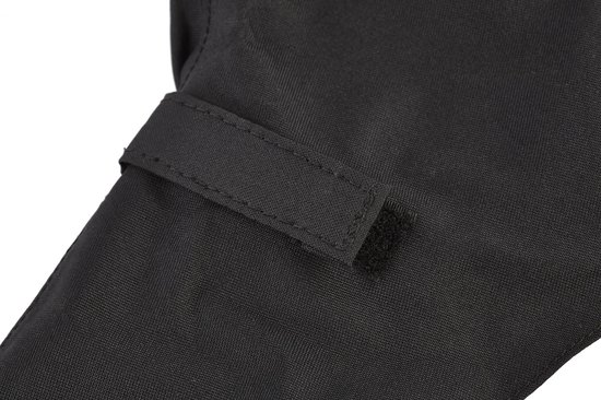 Detail van klittenbandsluiting op een zwarte fietshoes.