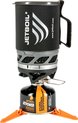 Jetboil kooktoestel met zwarte hoes met logo, op oranje Jetboil brandstofblik.