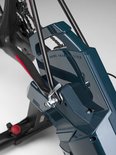 Elite fietstrainer detail met snelspanner op het achterwiel van de gemonteerde racefiets.