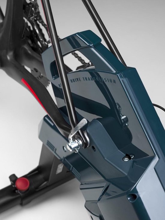 Elite fietstrainer detail met snelspanner op het achterwiel van de gemonteerde racefiets.