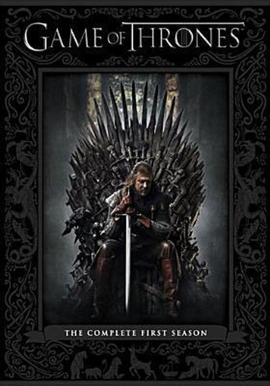 Game of Thrones: The Complete First Season DVD-hoes met een man in harnas zittend op de IJzeren Troon.