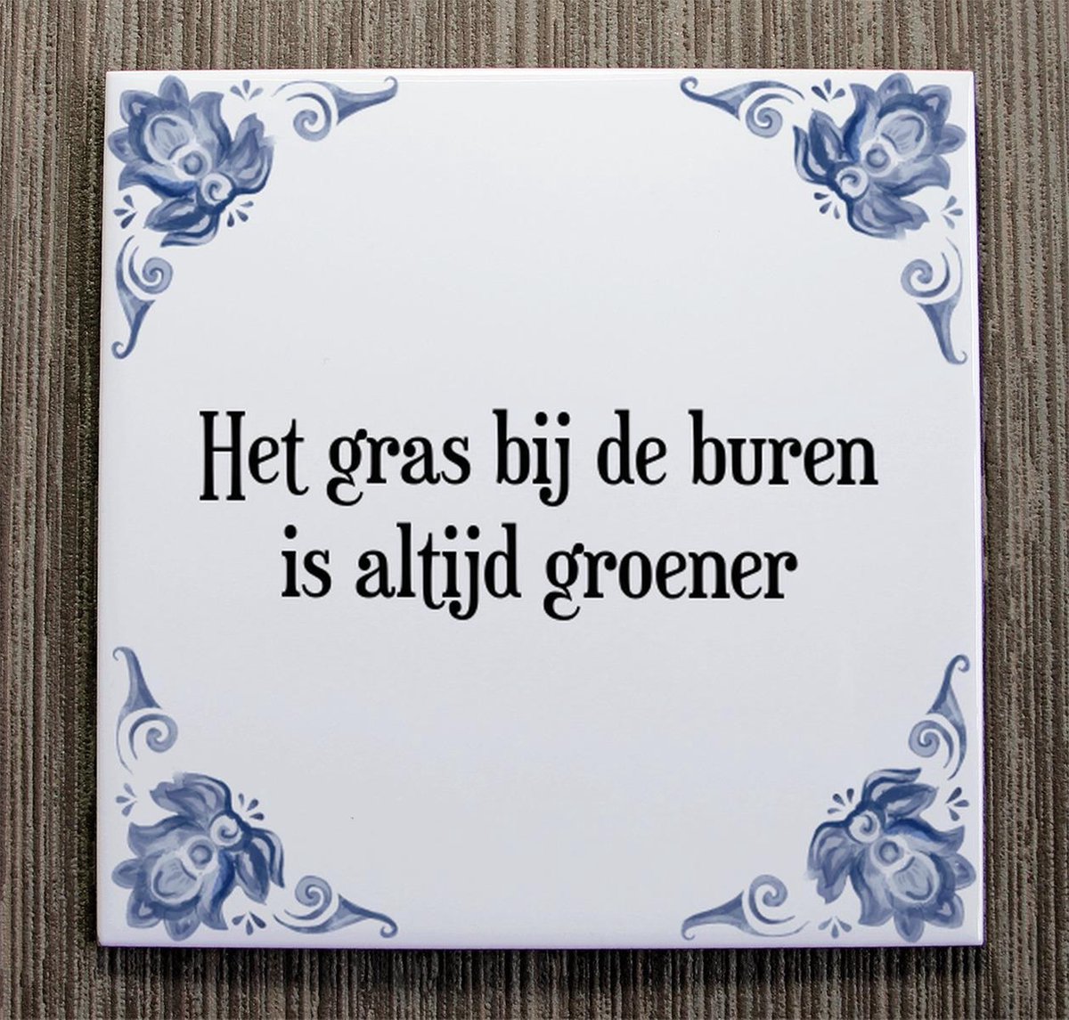Tegeltje met Spreuk (Tegeltjeswijsheid) Het gras bij de buren is