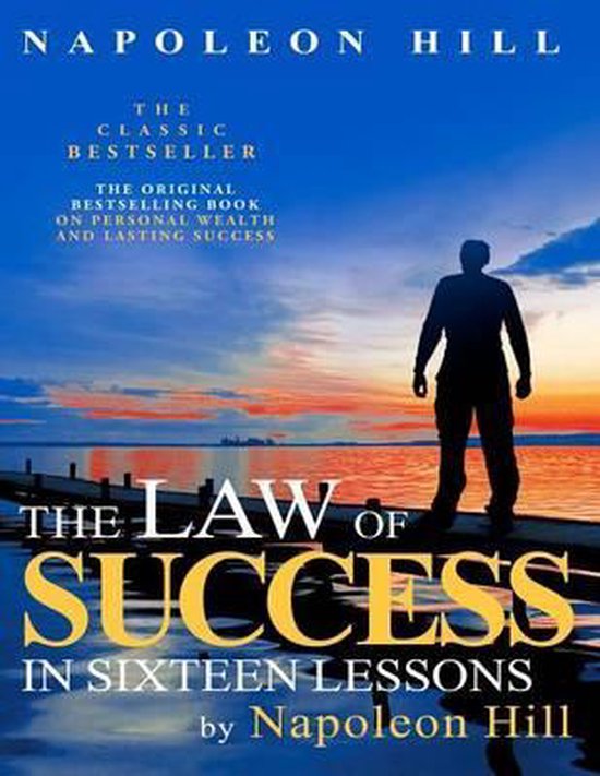 De voorkant van het boek 'The Law of Success in Sixteen Lessons' van Napoleon Hill, met een man die naar de zonsondergang kijkt.