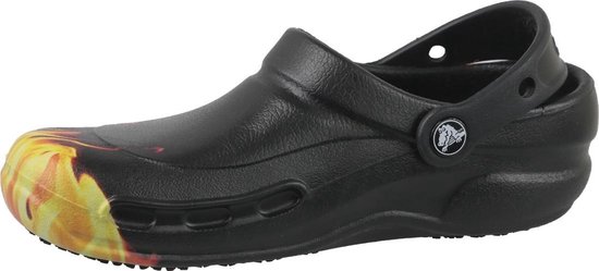 Zwarte Crocs met vlammenprint aan de voorkant.
