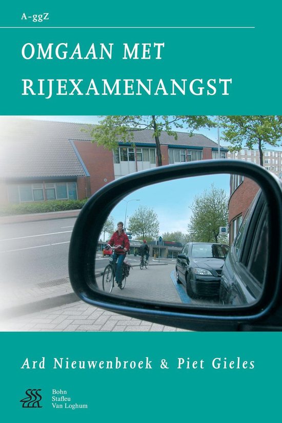 Boek "Omgaan met rijexamenangst" met reflectie van een fietser in de autospiegel.