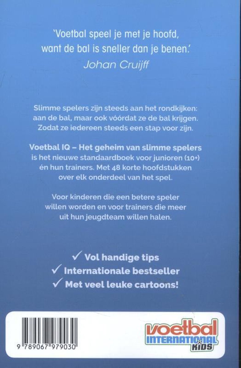 Achterkant van het boek "Voetbal IQ" met een citaat van Johan Cruijff en informatie over het boek, inclusief cartoons.