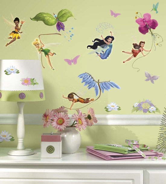 Disney Feeën dansen en vliegen op een lichtgroene muur met vlinders en bloemen.