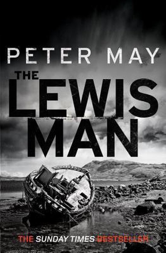 Boekomslag van The Lewis Man met Peter May's naam en titel in grote letters. Een gestrand scheepswrak op de voorgrond.