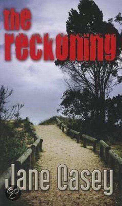De kaft van het boek 'The Reckoning' van Jane Casey, met een zandpad en bomen.