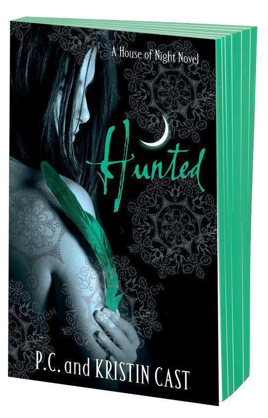Couverture du livre 'Hunted' avec une fille et une plume. Texte 'A House of Night Novel' et 'P.C. and Kristin Cast'.