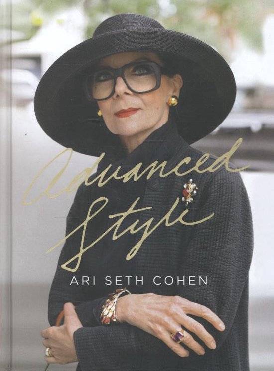 Vrouw met hoed en bril, met 'Advanced Style' en 'Ari Seth Cohen' op de voorgrond.
