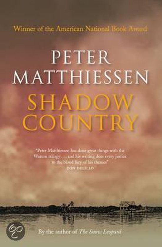 Boekomslag van "Shadow Country" door Peter Matthiesen, winnaar van de American National Book Award. Don DeLillo zegt: "Peter Matthiesen heeft geweldige dingen gedaan met de Watson-trilogie... en zijn schrijven doet recht aan de bloeddorstige thema's."