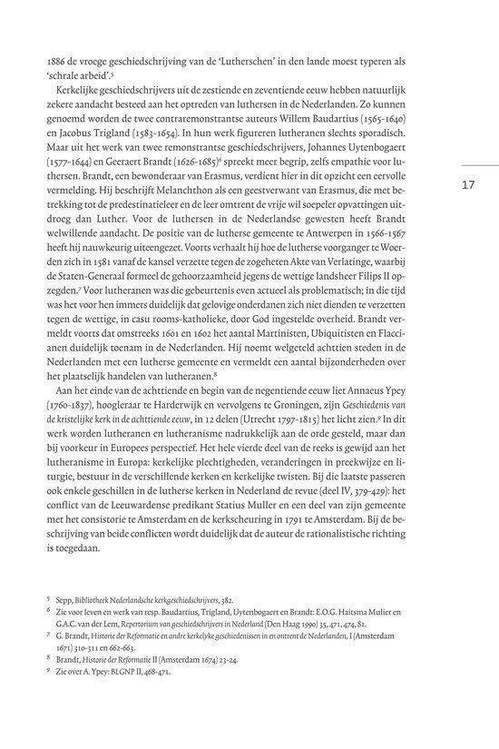 Pagina uit een boek over de geschiedenis van lutheranen in Nederland, met voetnoten.
