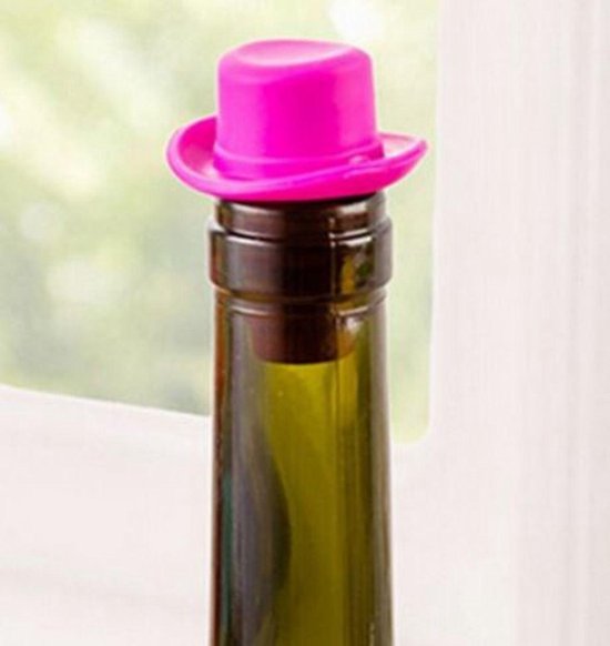 Roze hoeden-wijnstopper in een groene fles, met geribbelde hals.