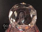 Maria in een kristal geslepen als een diamant.