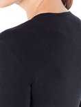 Schouder en nek van model in zwart longsleeve thermoshirt.