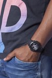 Zwarte G-Shock horloge gedragen door een man om zijn pols.