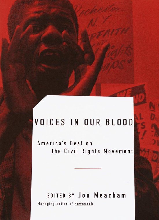 Boekomslag met de titel "VOICES IN OUR BLOOD". Een zwarte man kijkt gespannen in de camera. Achtergrond met tekst in rood.