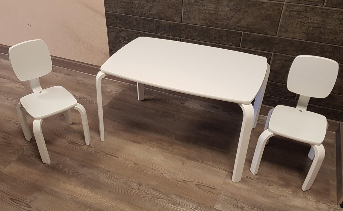 Houten kindertafels met opbergruimte voor de speelhoek
