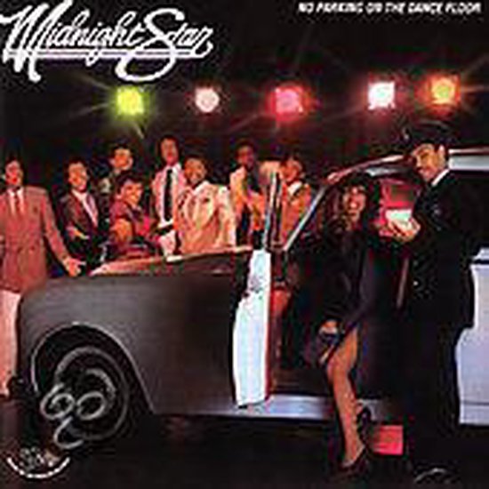 LP-hoes Midnight Star 'No Parking on the Dance Floor' met de band poseren bij een auto onder kleurrijke spots.